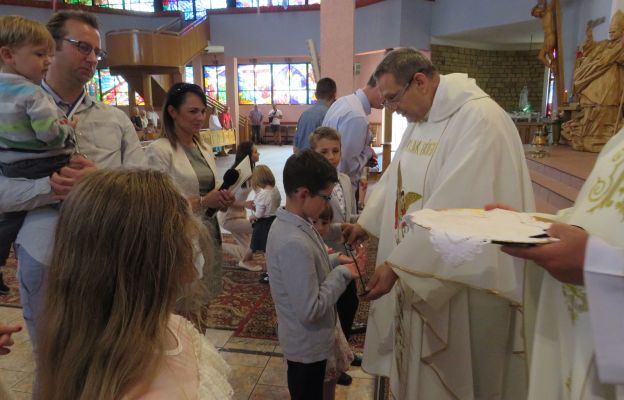 W czasie Eucharystii zawierzenia rodzin ziemi słubickiej dokonało małżeństwo z czworgiem dzieci, a grupa ponad dwudziestu osób przyjęła uroczyście szkaplerz św. Michała Archanioła. 