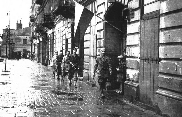 Pierwsze dni sierpnia 1944. Patrol
por. Stanisława Jankowskiego
ps. agaton z batalionu „Pięść”
na pl. Kazimierza Wielkiego
w drodze do Śródmieści