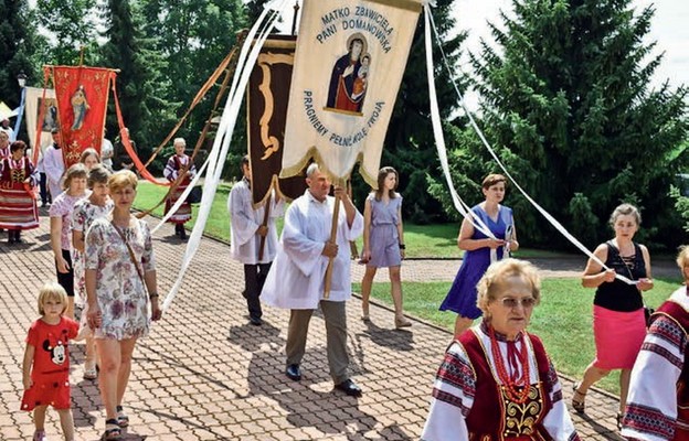 W procesji wokół kościoła wzięło udział wielu parafian i pielgrzymów