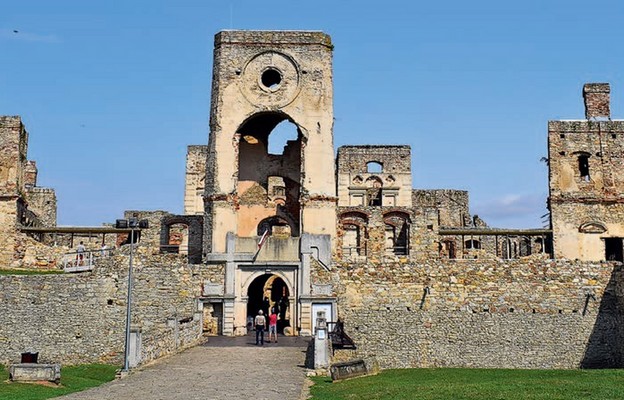 Główne wejście do zamku ozdabiają krzyż i topór