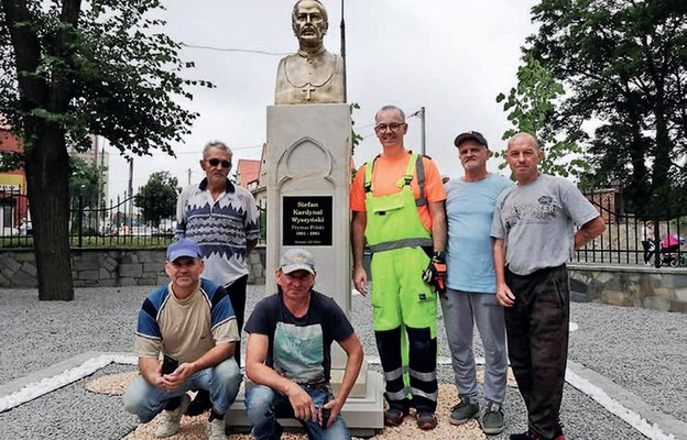 Ks. Daniel Marcinkiewicz z pomocnikami, po zakończeniu prac przy pomniku kard. Wyszyńskiego