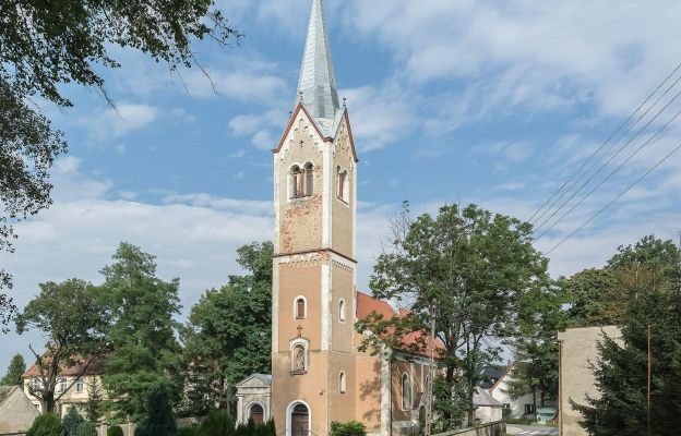 Remontu doczeka się wreszcie elewacja kościoła pw. Marii Magdaleny w Tarnowie /k. Olbrachcic Wlk. 