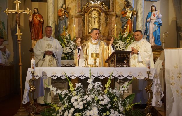 Bp Adam Bałabuch i koncelebransi w czasie Mszy św.