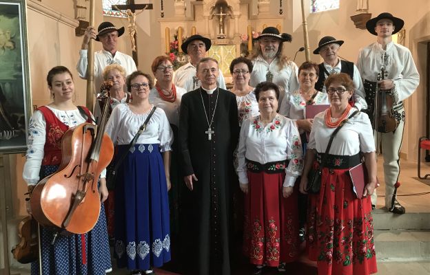 Kapela góralska Janicki z Czarnego Boru z bp. Adamem Bałabuchem