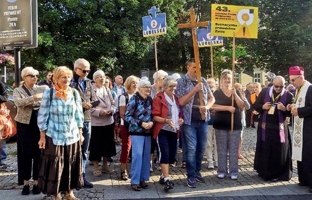 Abp Stanisław Budzik z pątnikami wyruszającymi na szlak