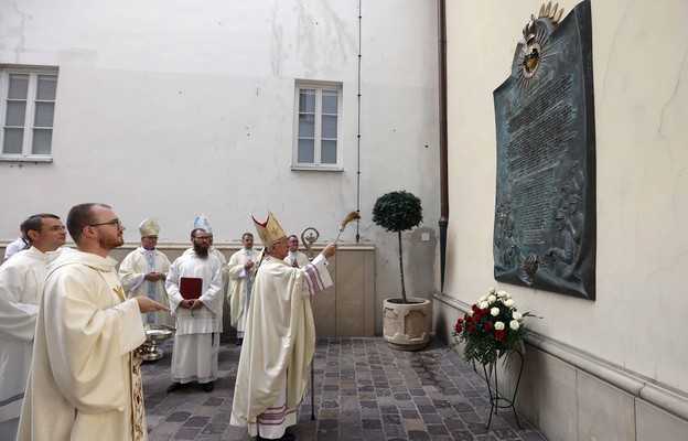 Metropolita częstochowski abp Wacław Depo podczas poświęcenia tablicy upamiętniającej Cud nad Wisłą