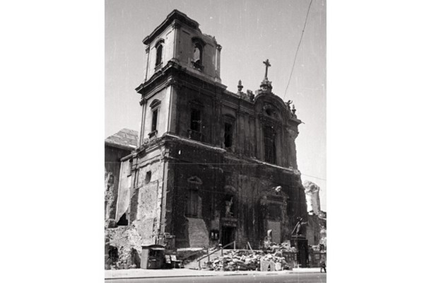 Zniszczony podczas II wojny światowej kKościół św. Krzyża w Warszawie