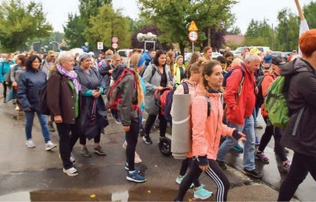 Pierwsze kroki pątników w Hałcnowie