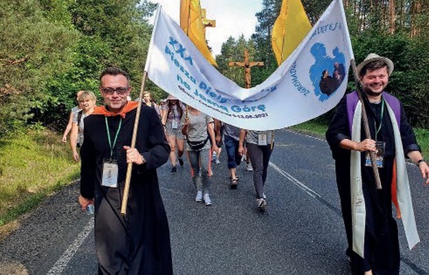 Grupa pomarańczowa z Wolbromia w drodze na Jasną Górę