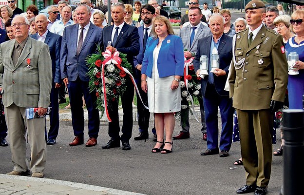 Złożenie kwiatów pod pomnikiem Żołnierzy Armii Krajowej w Biłgoraju