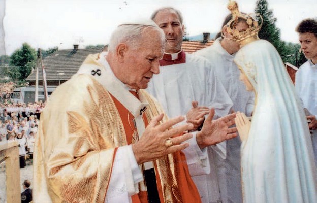 Jan Paweł II koronuje figurę Matki Bożej Fatimskiej