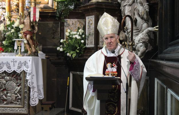 bp Ignacy Dec podczas uroczystości w katedrze świdnickiej