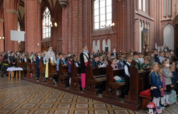 Uczniowie salezjańskiego przedszkola, szkoły podstawowej, liceum i technikum modlili się w kościele św. Michała Archanioła o dobry rok szkolny.