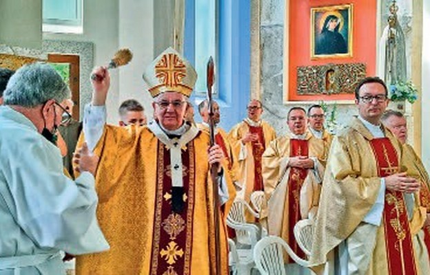 Liturgii z poświęceniem kościoła przewodniczył abp Stanisław Budzik