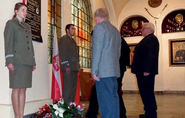 Tablica poświęcona ks. Francuzowi została wmurowana w lewej nawie świątyni