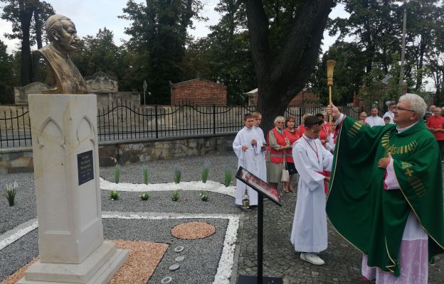 Moment poświęcenia przez prał. Chomiaka popiersia kard. Stefana Wyszyńskiego