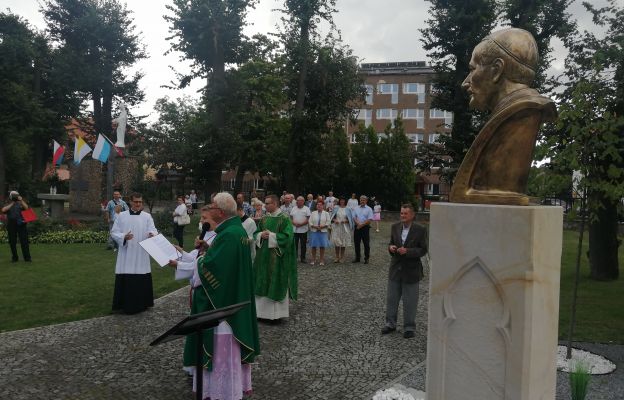 Uroczystość poświęcenia popiersia kard. Wyszyńskiego