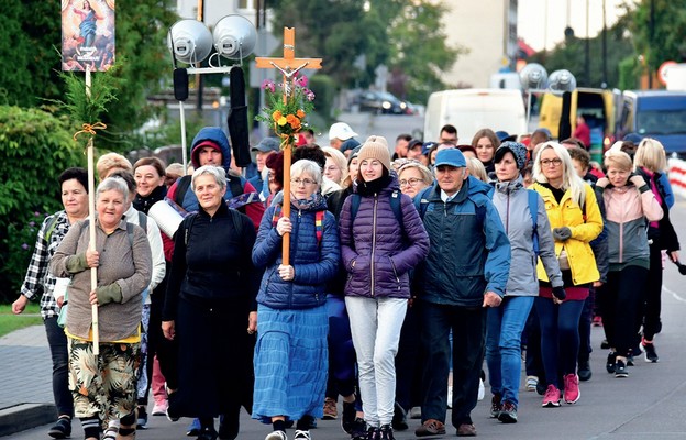 Pielgrzymi nieśli intencje osobiste, a także całej parafii