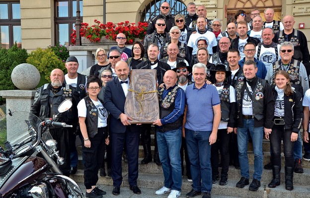 Motocykliści wręczyli burmistrzowi Grodziska Wielkopolskiego płaskorzeźbę
przedstawiającą o. Bernarda