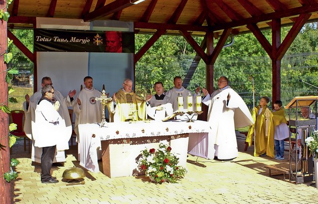 Msza św. przy sanktuarium Matki Bożej Fatimskiej w Polanicy-Zdroju Sokołówce