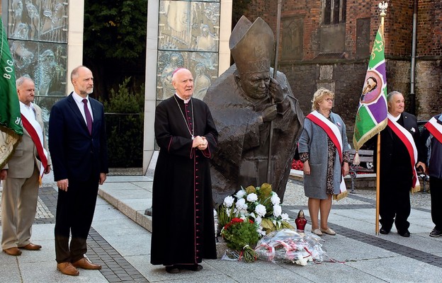 Po Mszy św. delegacje przeszły pod pomnik św. Jana Pawła II, gdzie złożono kwiaty