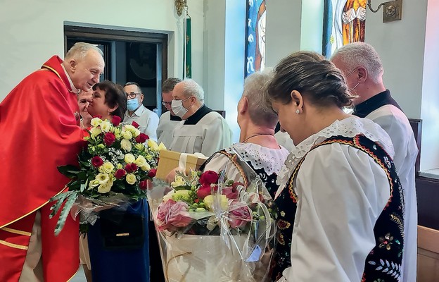 Parafianie ze Szklar pamiętają ks. Józefa, któremu z okazji jubileuszu złożyli życzenia