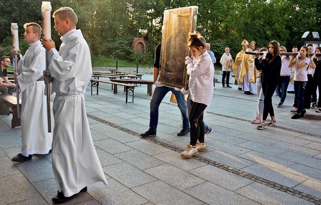 Procesja ze znakami ŚdM do kościoła św. Maksymiliana