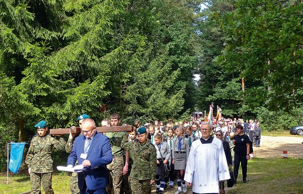 Na czele kolumny do pomnika w miejscu straceń niesiony był drewniany krzyż