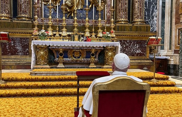 Franciszek na modlitwie w bazylice Santa Maria Maggiore, przed ikoną Matki Bożej Salus Populi Romani