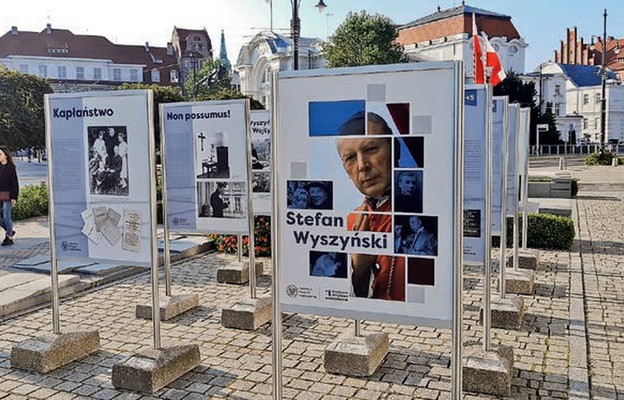 Plansze ustawione są przed Urzędem Marszałkowskim w Toruniu