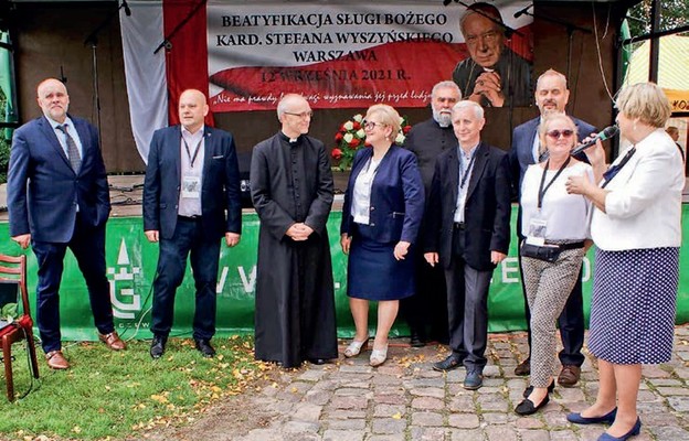 Komitet Organizacyjny Uroczystości poświęconej Wielkiemu Prymasowi wraz z rzeźbiarzem i kapłanami