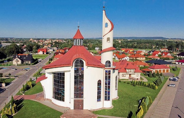 Kościół Miłosierdzia Bożego dobrze wpisał się w pejzaż miasta