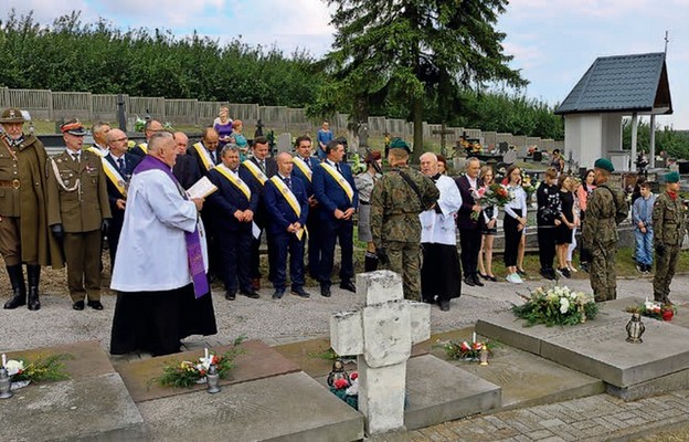 Modlitwę za poległych poprowadził ks. kan. Stanisław Kodrak