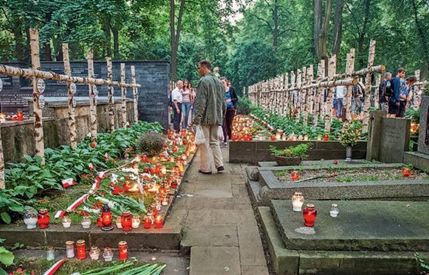 Najwięcej powstańczych grobów jest na Cmentarzu Powstańców i na Powązkach (na zdjęciu). Prace inwentaryzacyjne trwają na Cmentarzu Bródnowskim