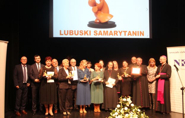 Laureaci nagrody Lubuski Samarytanin z bp. Tadeuszem Lityńskim 