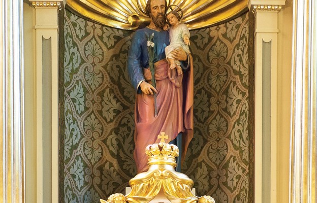 Figura św. Józefa w ołtarzu głównym
