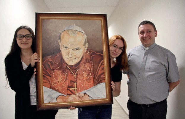 Ola, Paulina i ks. Łukasz zachęcają, by włączyć się w obchody Dnia Papieskiego