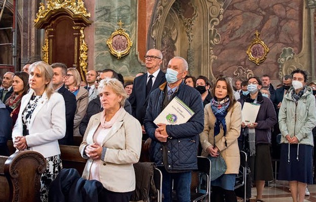 Niemal połowę członków Synodu stanowią osoby świeckie