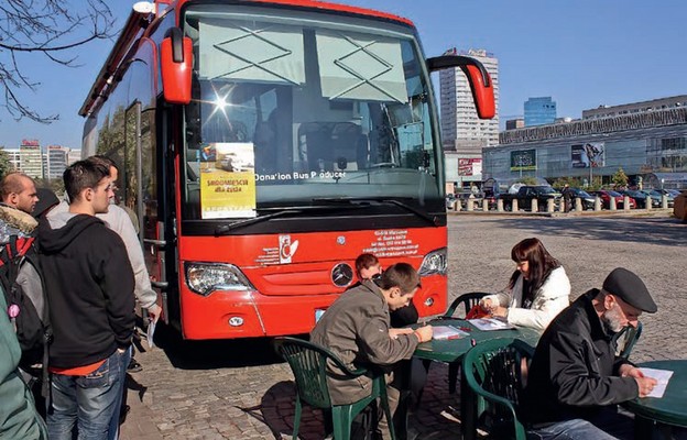 Miejskie akcje oddawania krwi edukują postronnych i promują postawę altruizmu społecznego