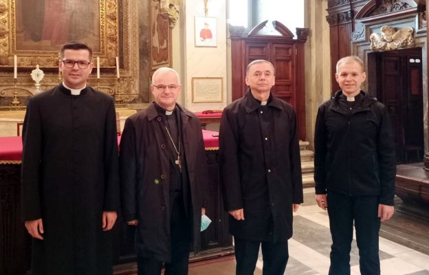 Biskupi ze Świdnicy z kapłanami diecezji świdnickiej studiującymi w Rzymie