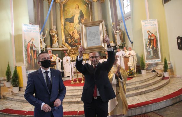 Marek Cebula prezentuje dekret ustanawiający św. Jadwigę patronką Krosna Odrzańskiego