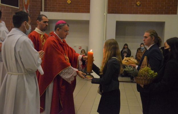 Biskup Robert wezwał młodych do radosnego i odważnego świadczenia o Chrystusie 