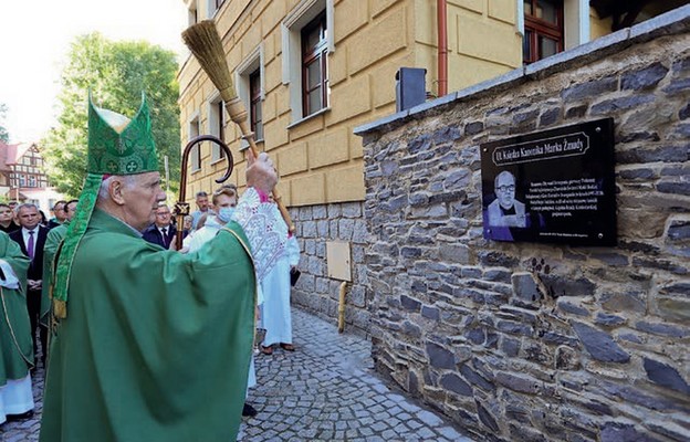 Tablicę upamiętnijącą zmarłego proboszcza poświęcił bp Ignacy Dec