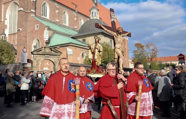 Szacuje się, że w krakowskiej procesji wzięło udział ok. 1,5-2 tys. osób