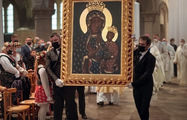 Ukoronowana ikona Matki Bożej Częstochowskiej