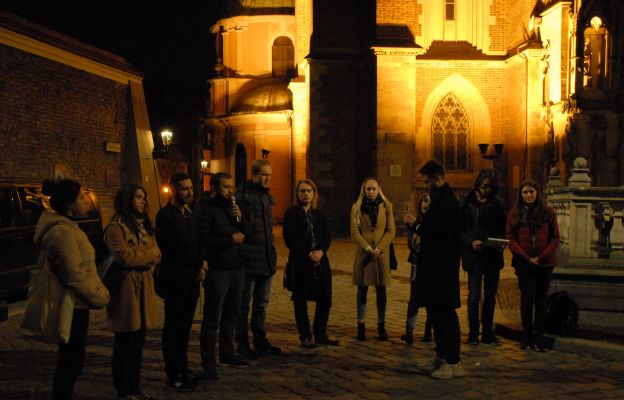  Przed katedrą młodzi z SWM Wrocław modlili się w intencji misji i misjonarzy