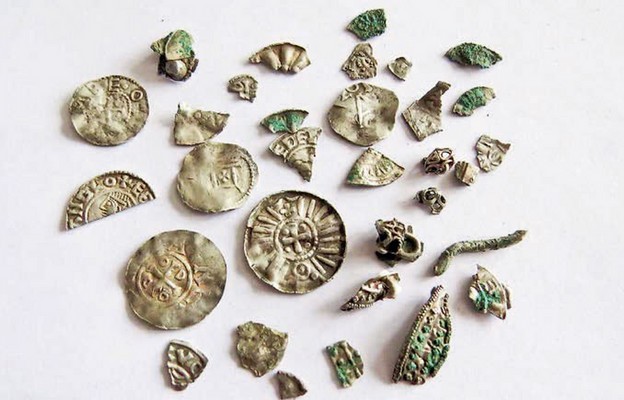 Fragmenty ozdób srebrnych z końca X i początku XI wieku