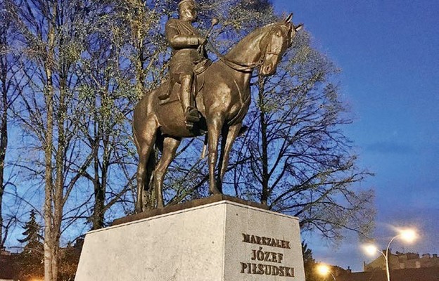 Pomnik marszałka Józefa Piłsudskiego na placu Wolności w Rzeszowie