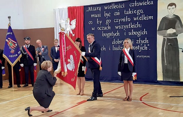 Szkoła otrzymała sztandar, który z rąk rodziców przejęła dyrektor placówki, Barbara Szlag