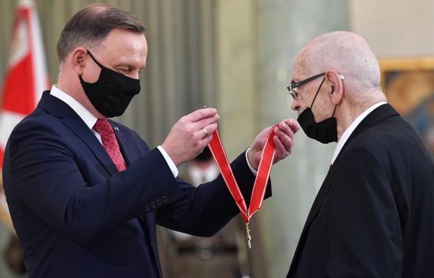 Prezydent RP Andrzej Duda oraz odznaczony Krzyżem Wielkim Orderu Odrodzenia Polski satyryk Jan Pietrzak
